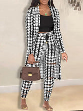 Zweiteilige Hahnentrittjacken und Cut-Out-Hosen